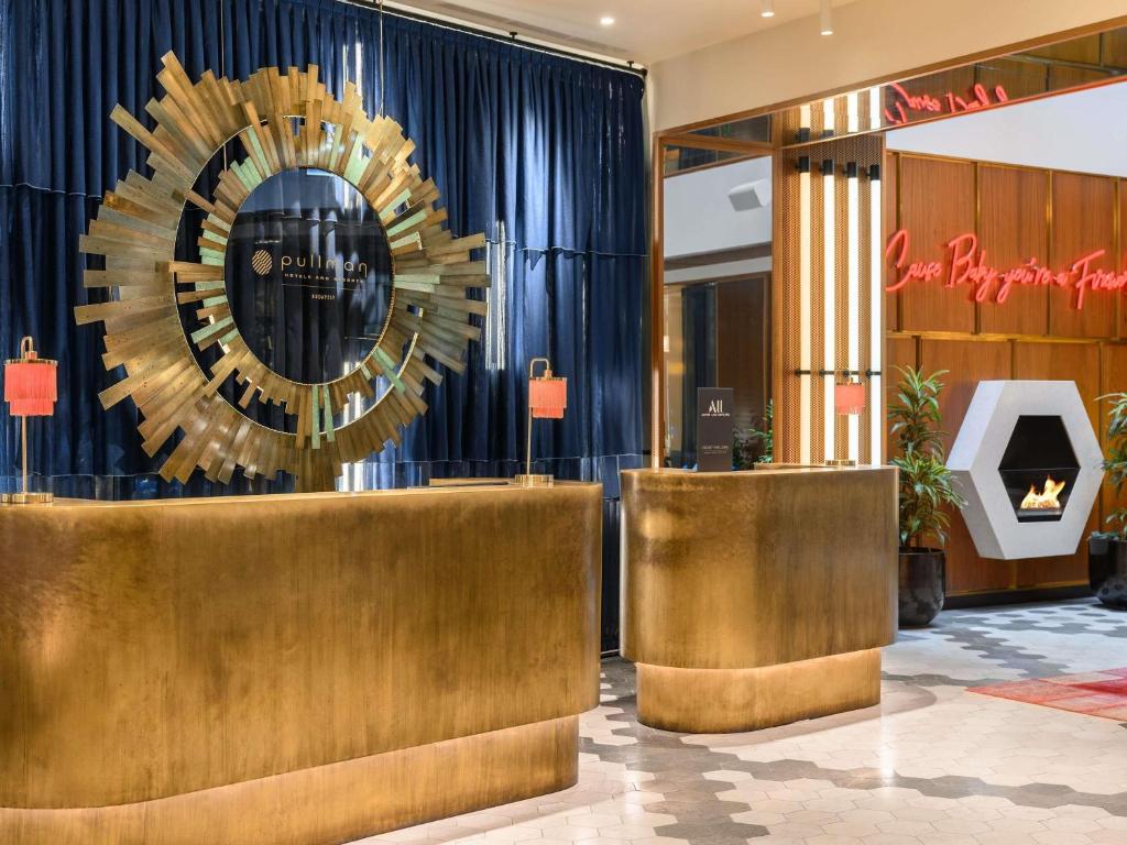 - un hall d'un hôtel avec un grand miroir dans l'établissement Pullman Budapest, à Budapest