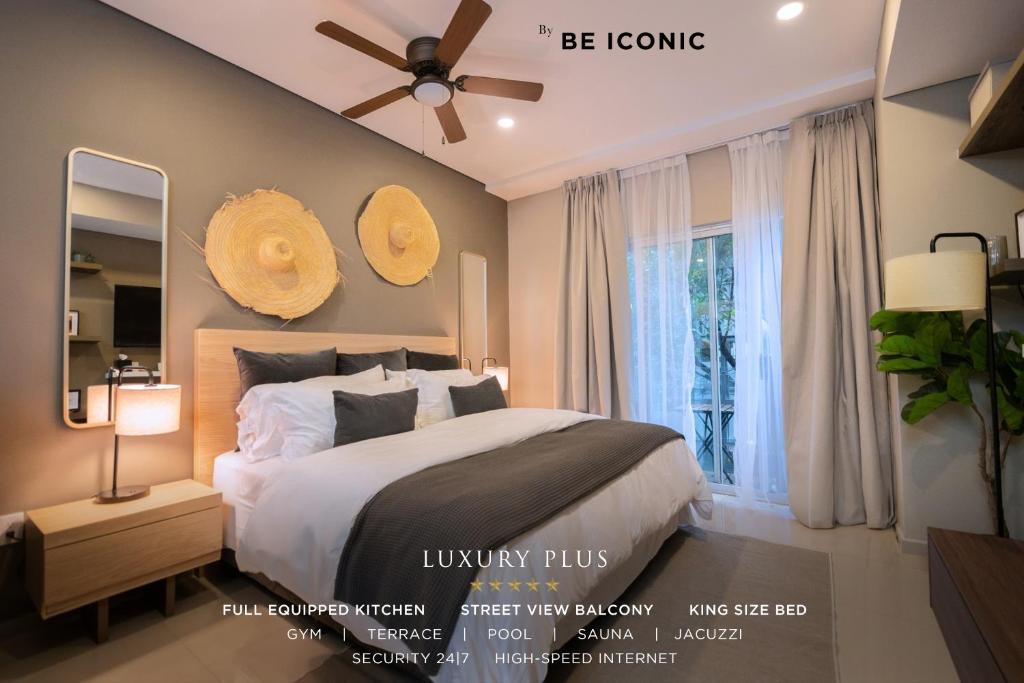 ein Schlafzimmer mit einem großen Bett und einem Ventilator in der Unterkunft Condesa Luxury Lofts 1210 in Mexiko-Stadt