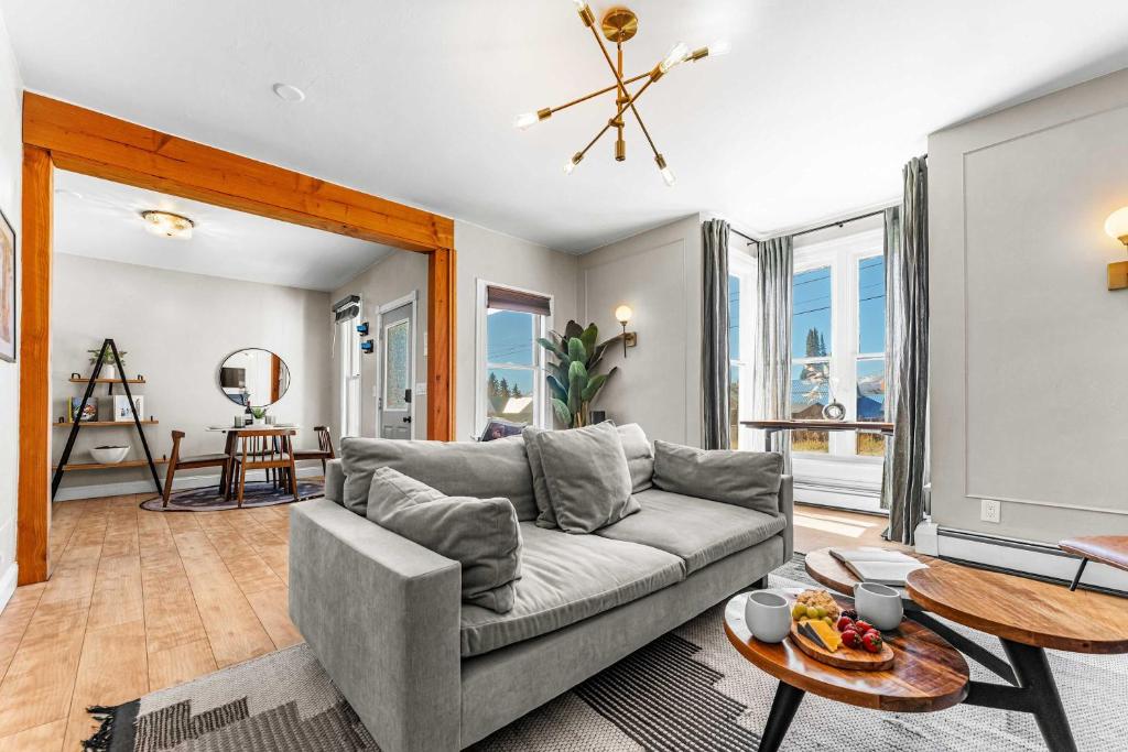 Χώρος καθιστικού στο Stylish 1BR Airbnb in Leadville with Mountain Views - Near Skiing - Pets okay