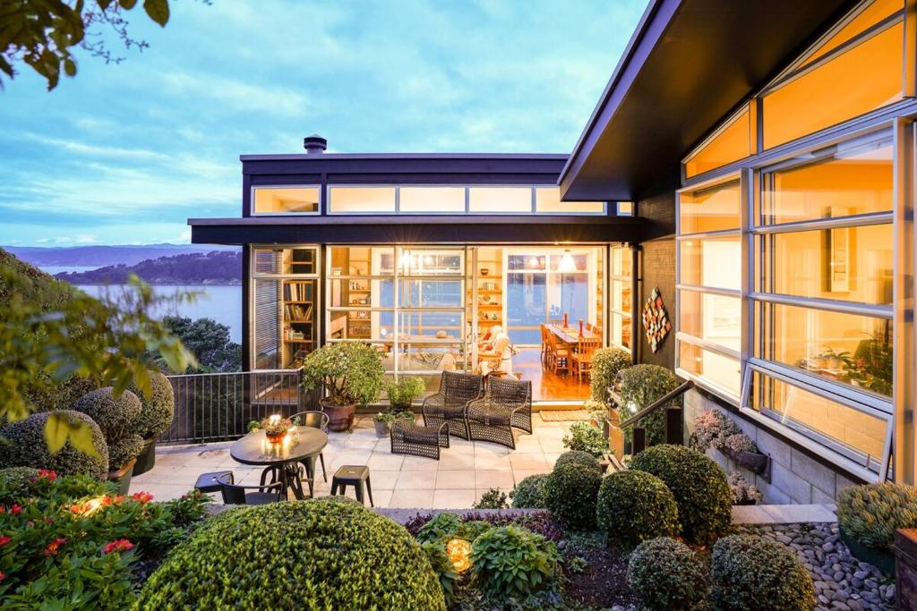 een uitzicht op een huis met een patio bij Roseneath Escape - Panoramic Harbour Views in Wellington