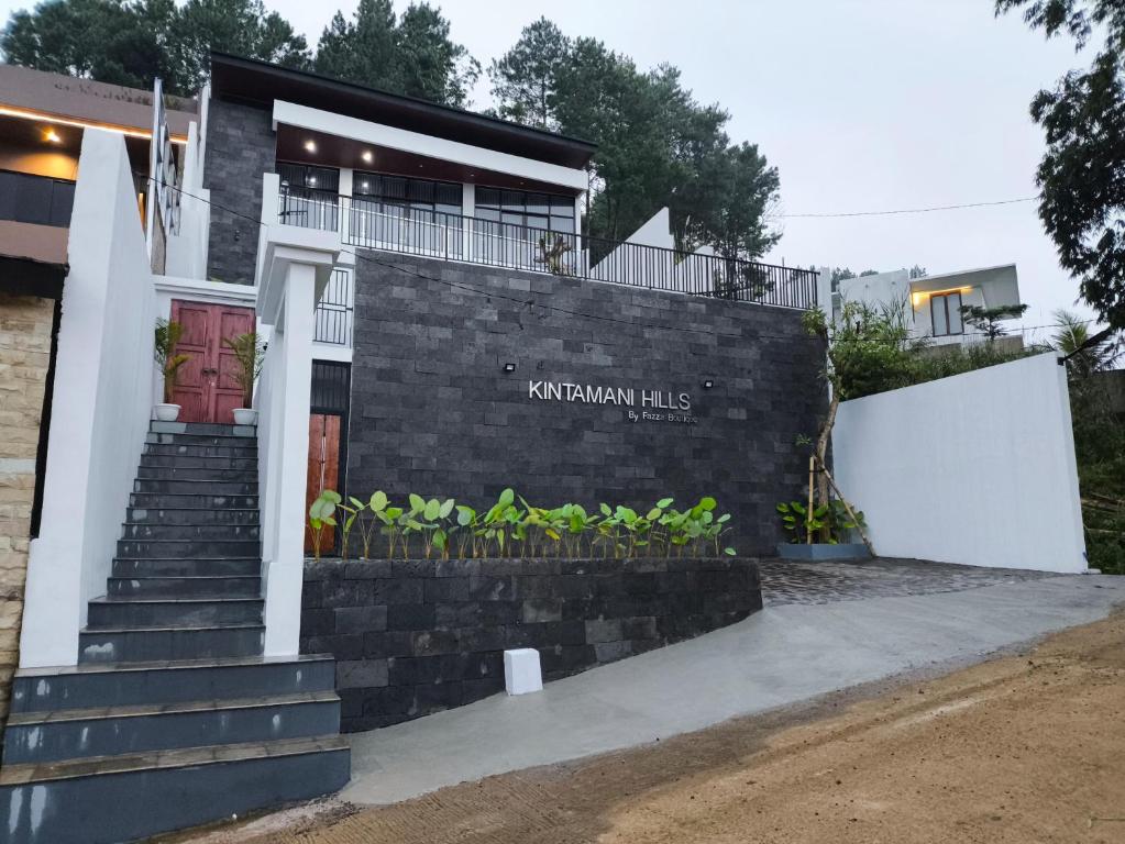 CilamaにあるKintamani Hillsの「クリシュナンラボ」と書かれた看板のある建物