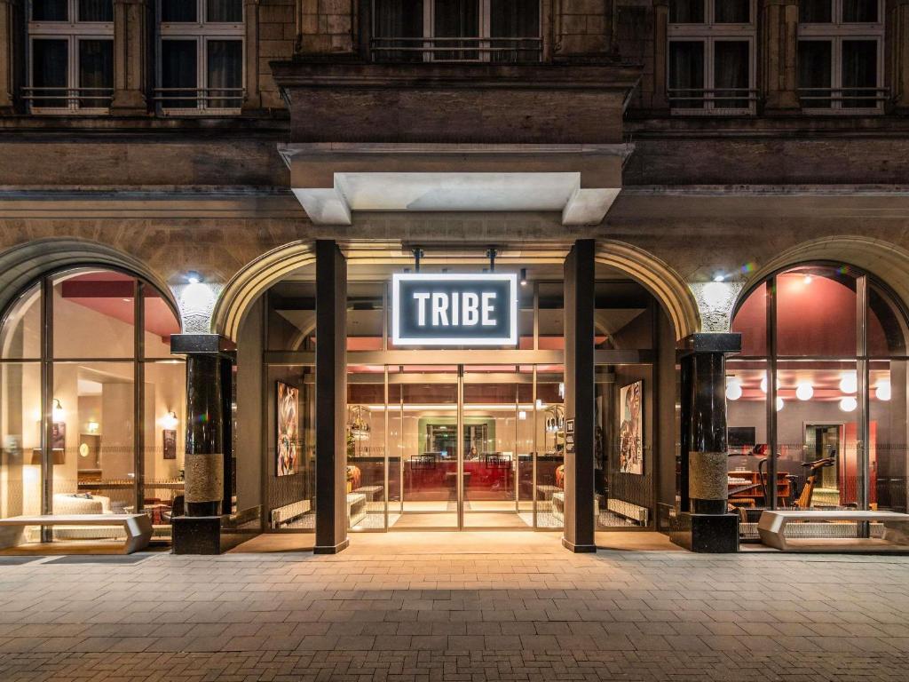 un frente de tienda con un cartel que diga tribu en TRIBE Düsseldorf, en Düsseldorf