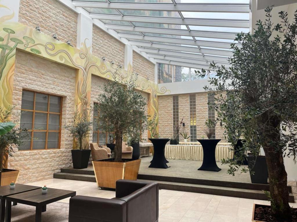 Taman di luar Hotel des Colonies Brussels by Mercure