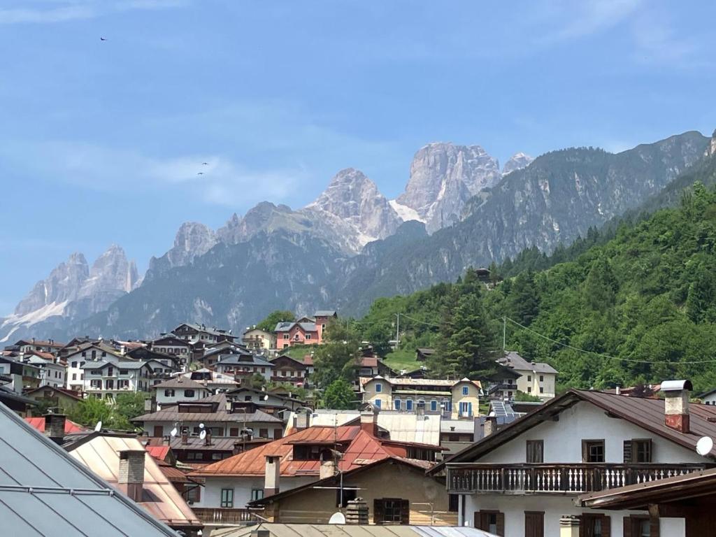 a town with houses and mountains in the background at Albergo Garni Barancio in Auronzo di Cadore