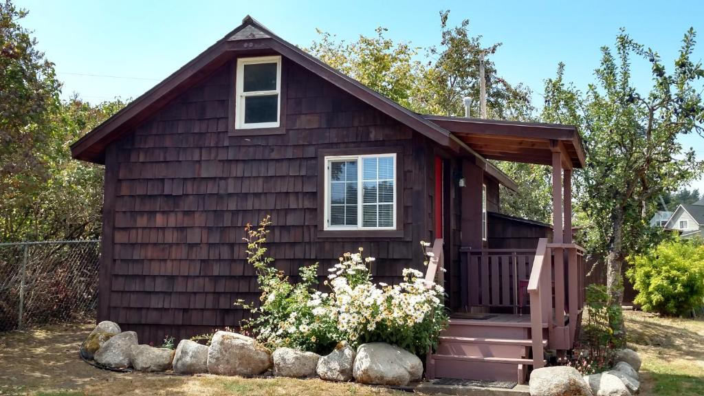 una casa pequeña con porche y ventana en Jones Cabin en Friday Harbor