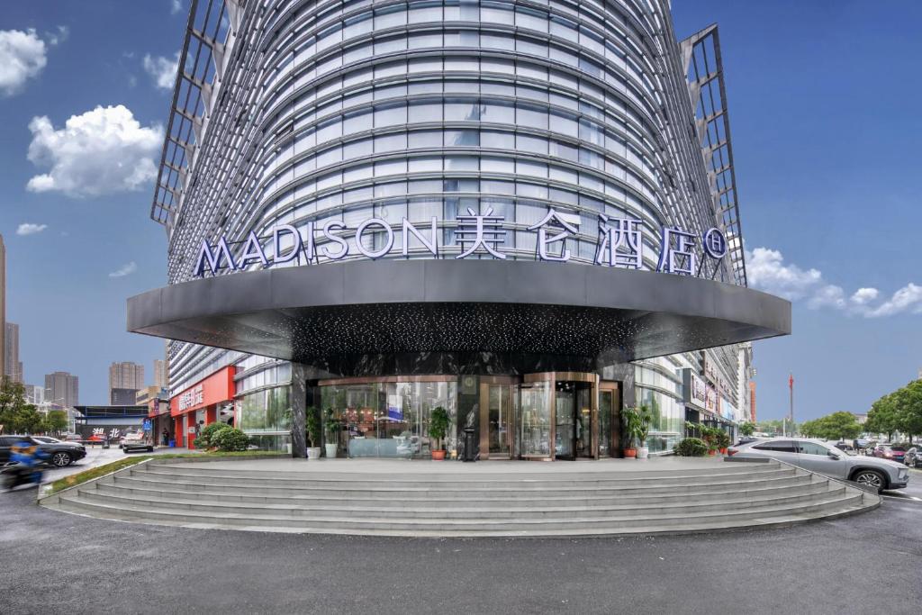 Tòa nhà nơi khách sạn tọa lạc