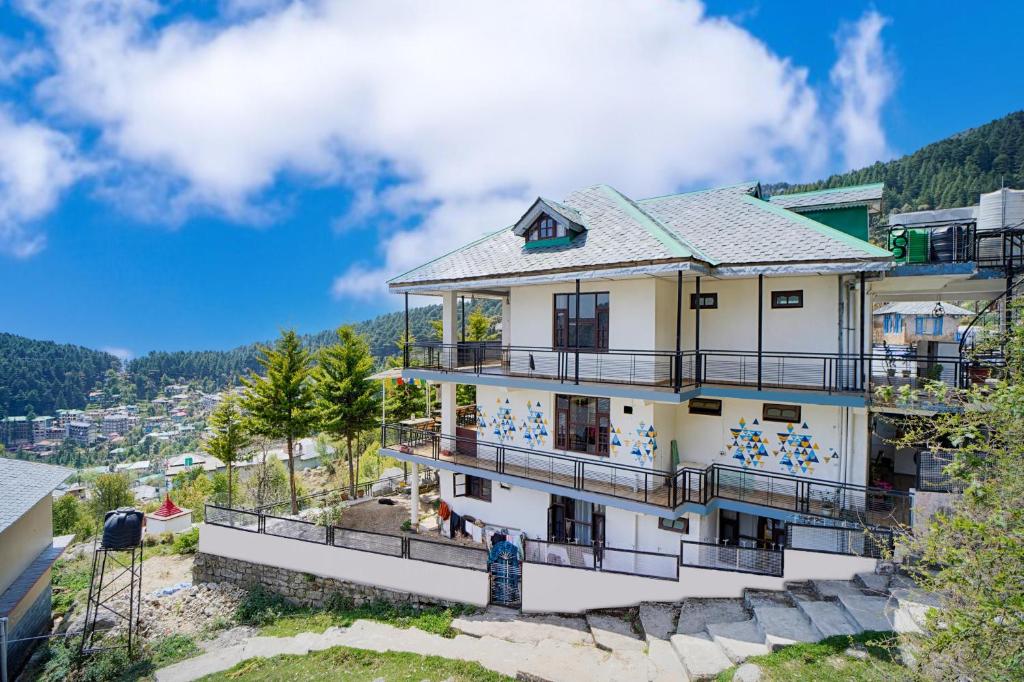 un edificio en la cima de una colina con vistas en Young Monk Hostel Dharamkot, en McLeod Ganj