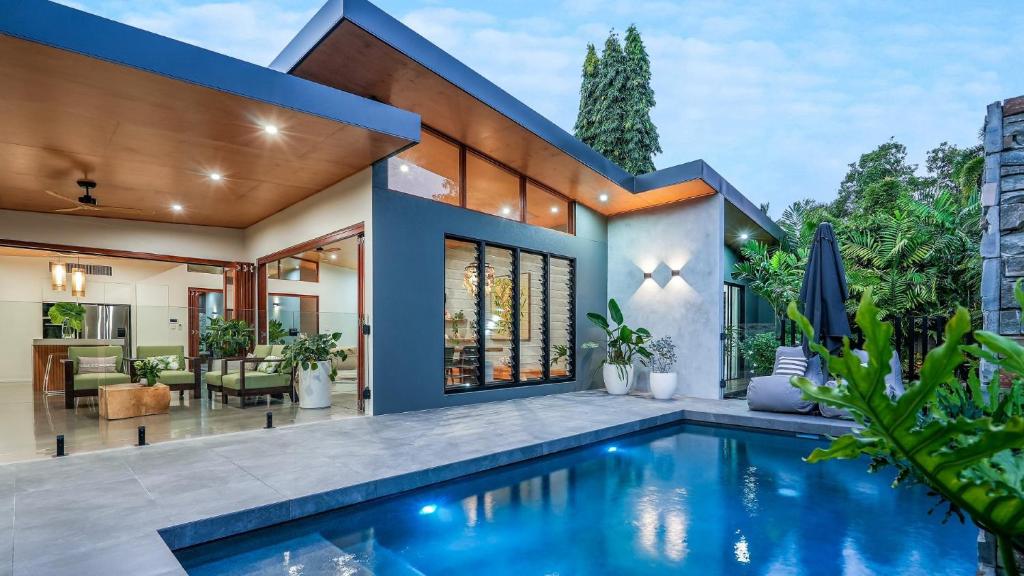 una casa con piscina delante en Casa Ponta Port Douglas, en Craiglie