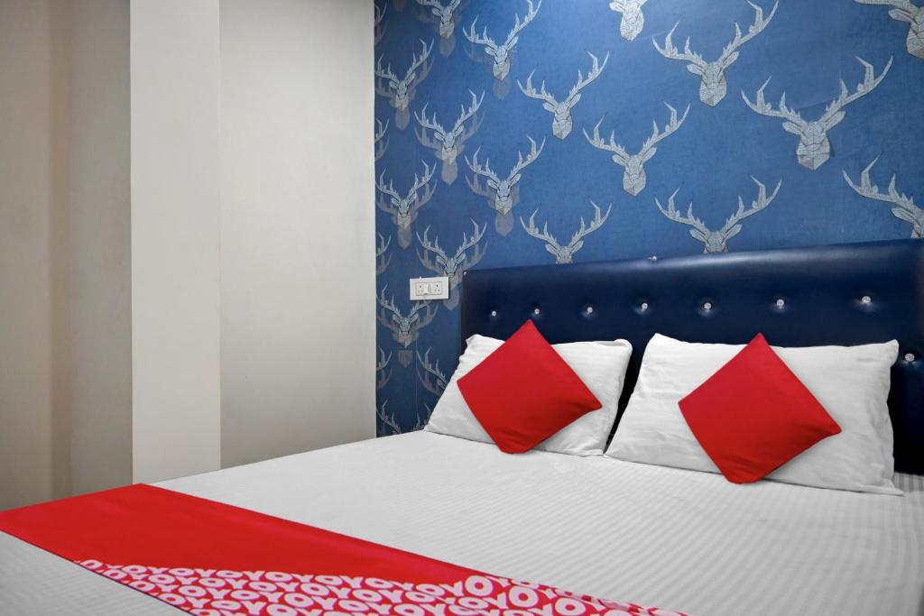 OYO Flagship Hotel Titanic - Housity