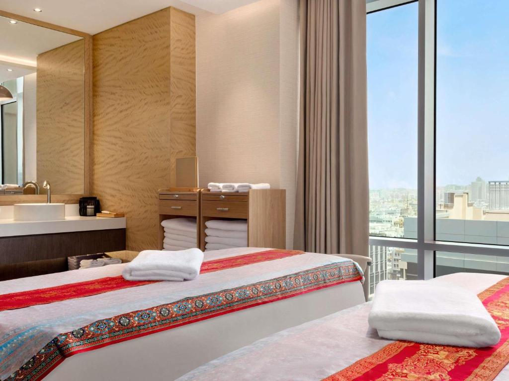 Novotel Dubai Gold District - Resim 42