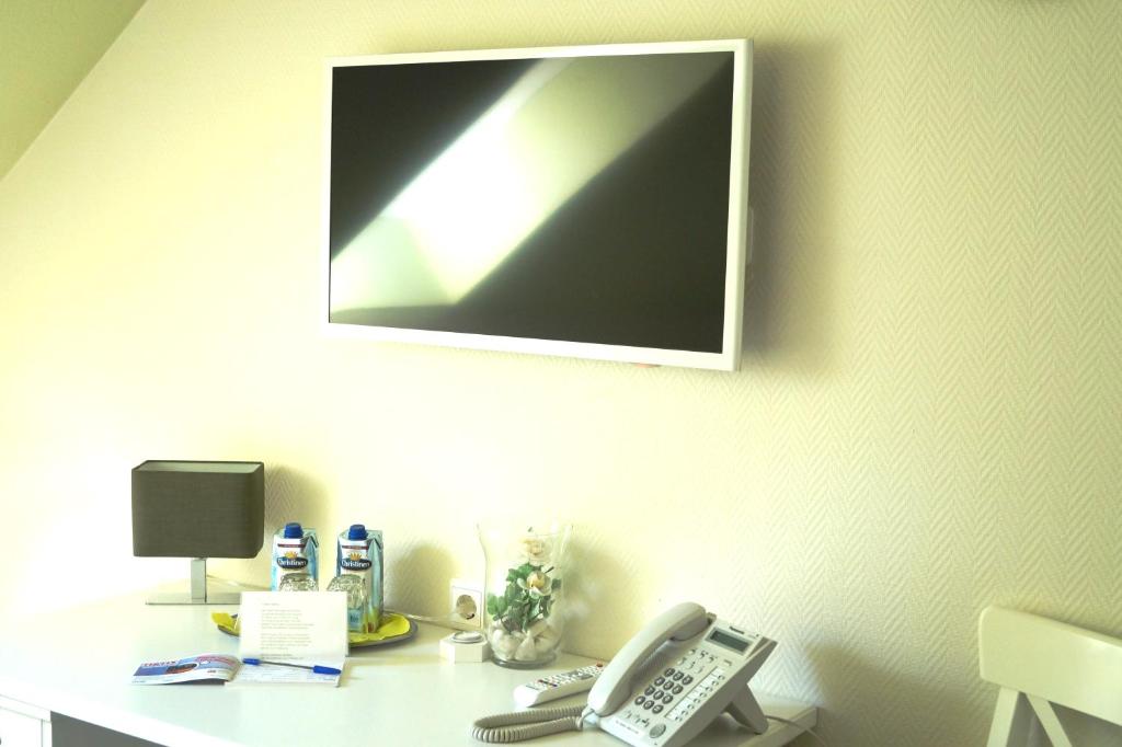 TV a/nebo společenská místnost v ubytování REGIOHOTEL Pfälzer Hof Wernigerode