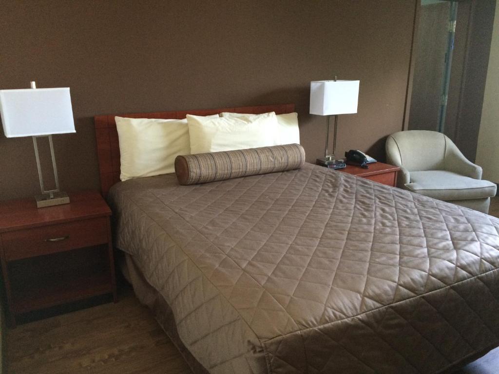 Postel nebo postele na pokoji v ubytování Coastal Inn Moncton/ Dieppe