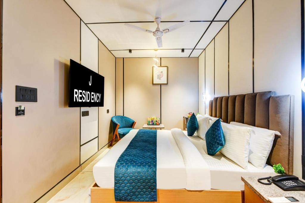 TV a/nebo společenská místnost v ubytování J Residency Near Nizamuddin Railway Station