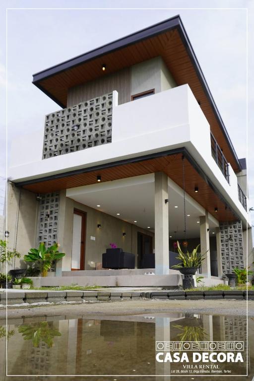 ein modernes Haus mit einem Pool davor in der Unterkunft Casa Decora in Bamban