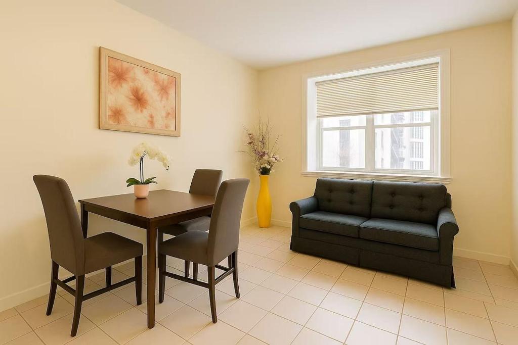 ein Wohnzimmer mit Tisch und Couch in der Unterkunft Sweet 2-bedrooms house in Vancouver in Vancouver