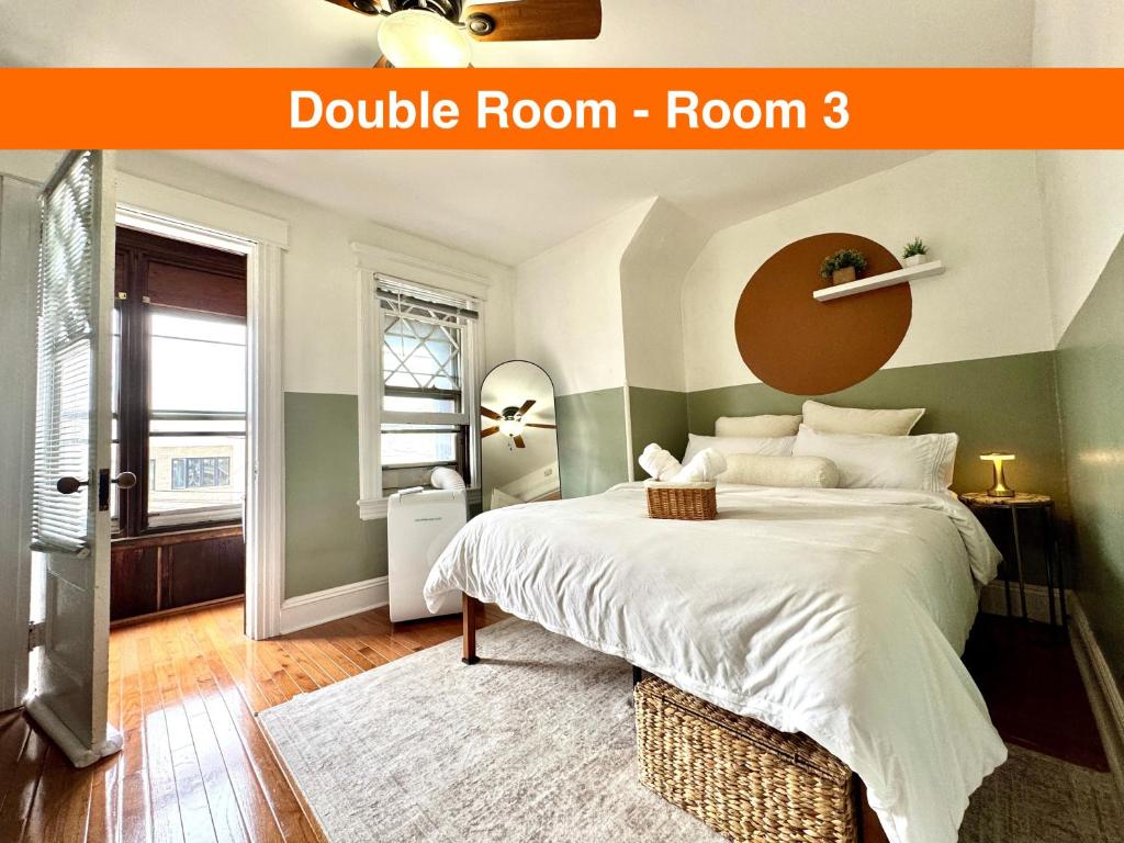 un dormitorio con una habitación doble habitación tres en 20 min NYC-Modern Private Room-Queen Bed-Parking, en Jersey City