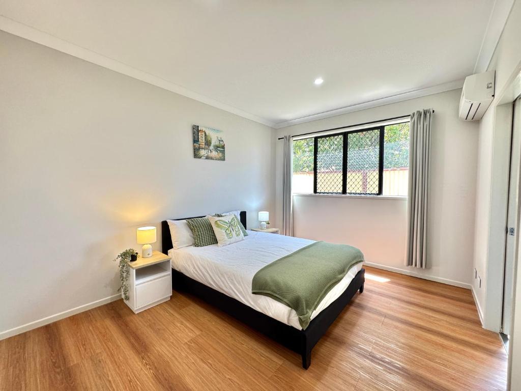 Ένα ή περισσότερα κρεβάτια σε δωμάτιο στο Private Ground-Floor Retreat with 2 Ensuite Rooms