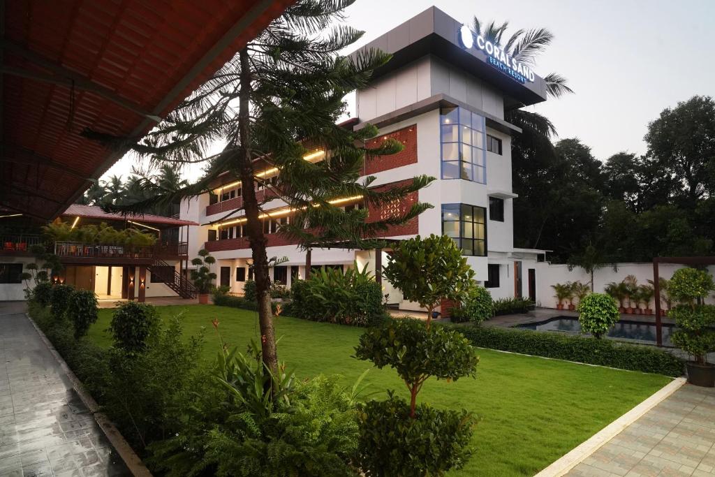 Blick auf das Hotel vom Garten aus in der Unterkunft Coral Sand Beach Resort By Privy Stays in Nagaon