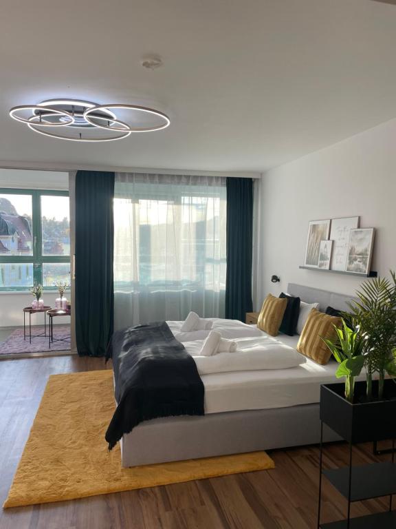 ケンプテンにあるSkyline City 504の部屋にある大きな白いベッドのある寝室