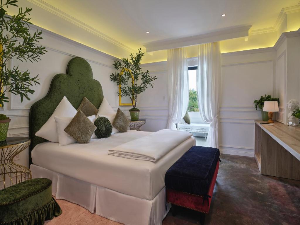Ένα ή περισσότερα κρεβάτια σε δωμάτιο στο ThaoDien Boutique Hotel