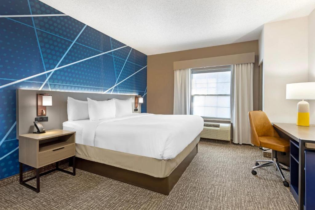 Comfort Suites East Brunswick - South River photo