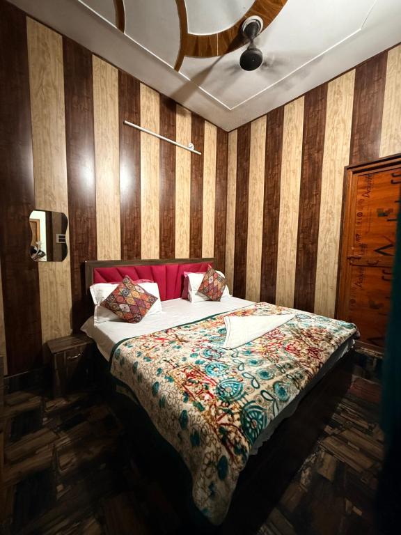 Postel nebo postele na pokoji v ubytování Trishul Residency