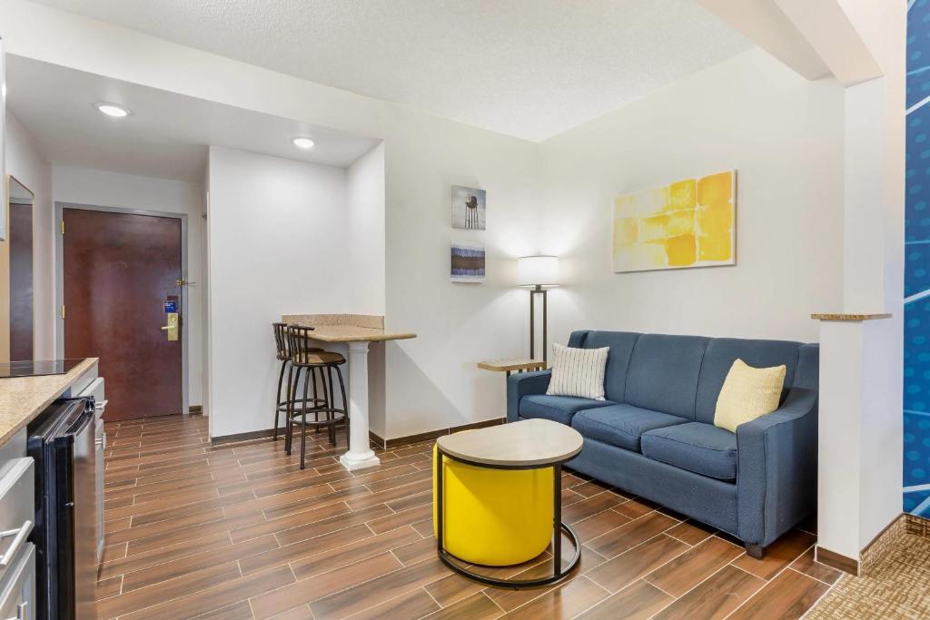 Comfort Suites East Brunswick - South River photo