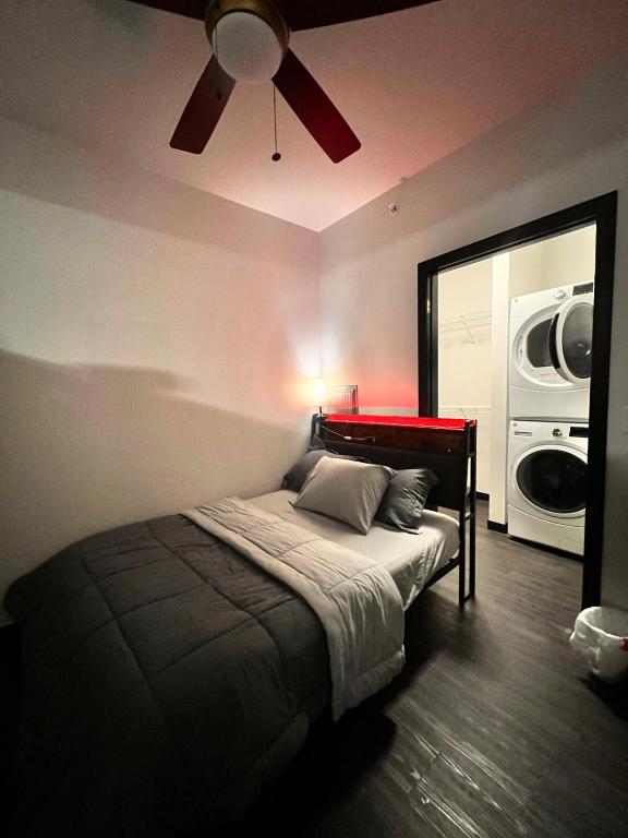 Postel nebo postele na pokoji v ubytování Cozy Room In Madison