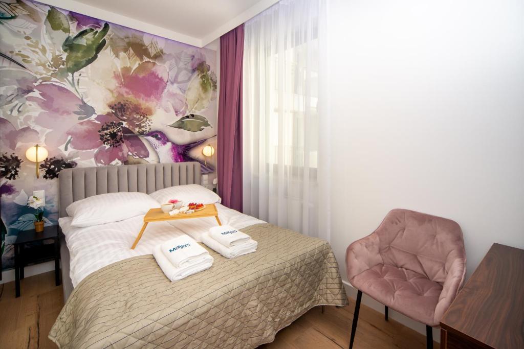 Hotel Maya's Flats & Resorts 30 - 3 Pokojowy Apartment Na Dugich Ogrodach W Gdasku, a bedroom with a bed with a flower wallpaper at Maya's Flats & Resorts 30 - 3 Pokojowy Apartment Na Dugich Ogrodach W Gdasku in Gdańsk