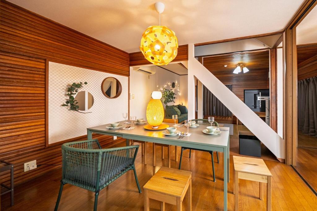 ein Esszimmer mit Tisch und Stühlen in der Unterkunft R-house 6th in Atami