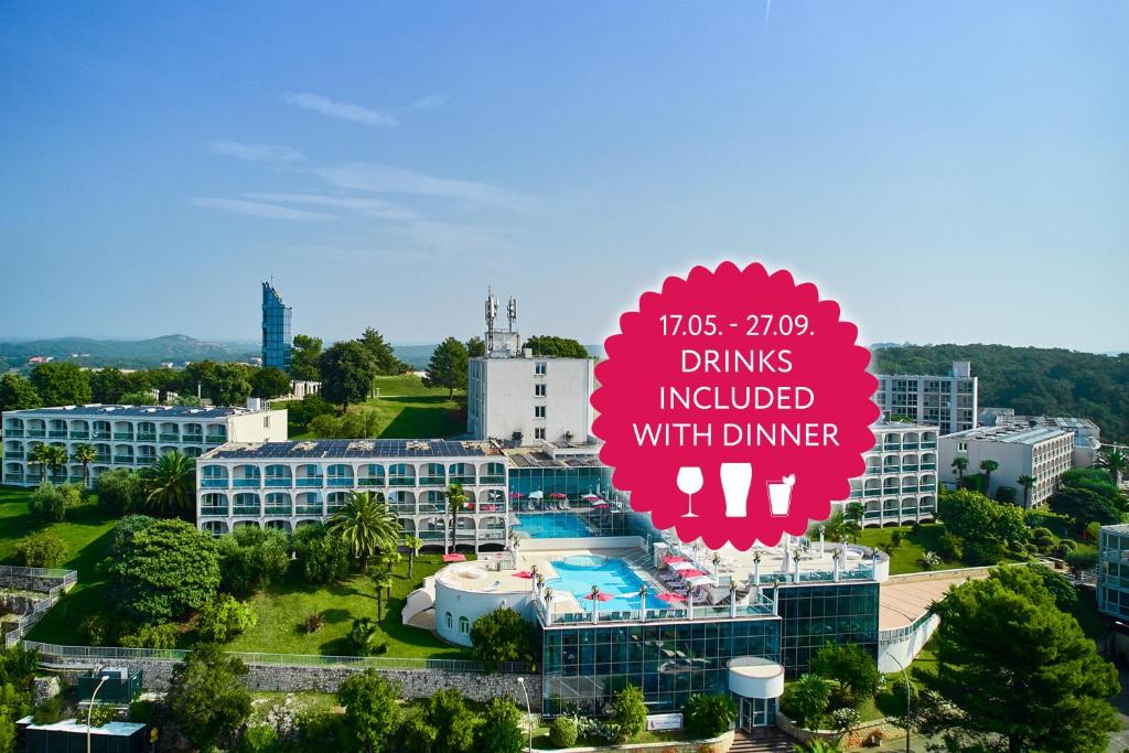 ポレッチにあるHotel Gran Vista Plava Lagunaのディナーにドリンクが含まれていると書かれた大きな看板