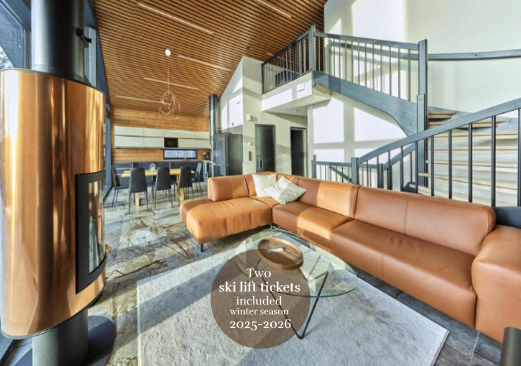 un salon avec un canapé et une table dans l'établissement Villa Lux A Ski-in Ski-out by Aavalevi, à Levi