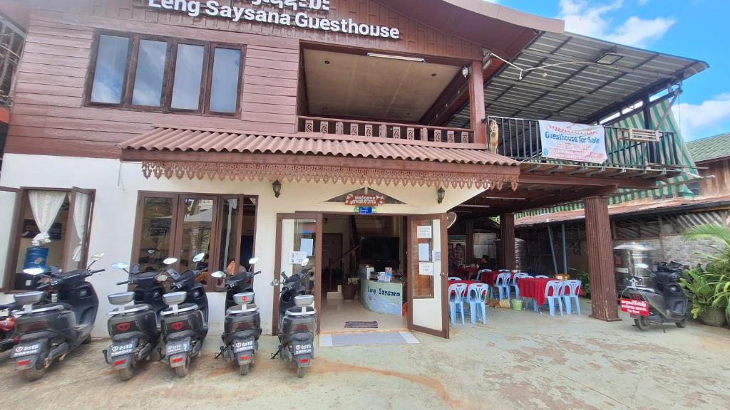 ein Geschäft mit Motorrädern, die davor geparkt sind in der Unterkunft Leng Saysana Guesthouse in Vang Vieng
