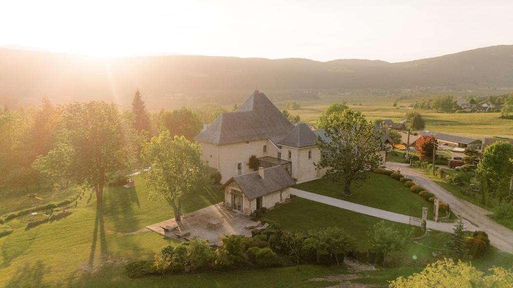 une vue aérienne d'une maison sur un champ vert dans l'établissement Château des Girards, à Lans-en-Vercors
