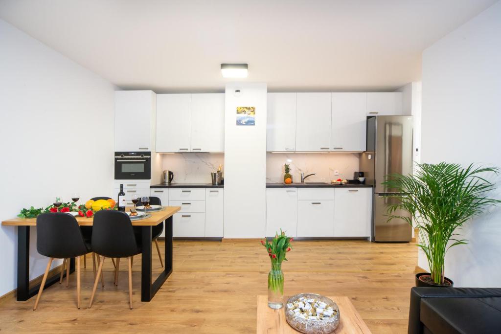 Maya's Flats & Resorts 49 - spacious 3 rooms apart - 4