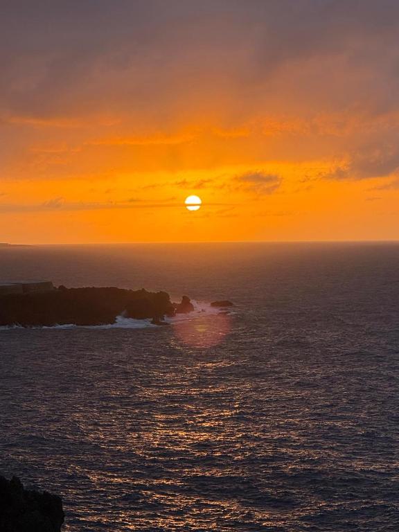 a sunset over the ocean with the sun setting at Mirador de Encantos Playa San Marcos in San Marcos