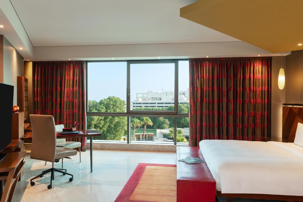 
One-Bedroom Suite - Complimentary Executive Lounge Access with Happy Hour and Free Breakfast
