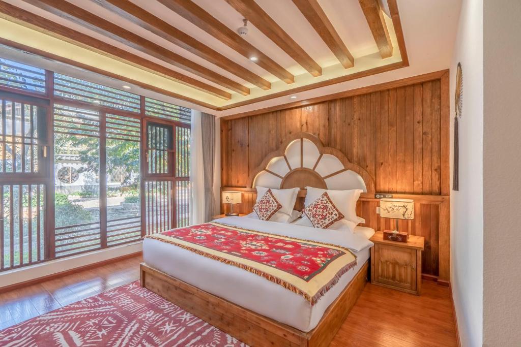 Giường trong phòng chung tại Floral Hotel Lijiang Old Town Xinjingjingju Boutique Inn