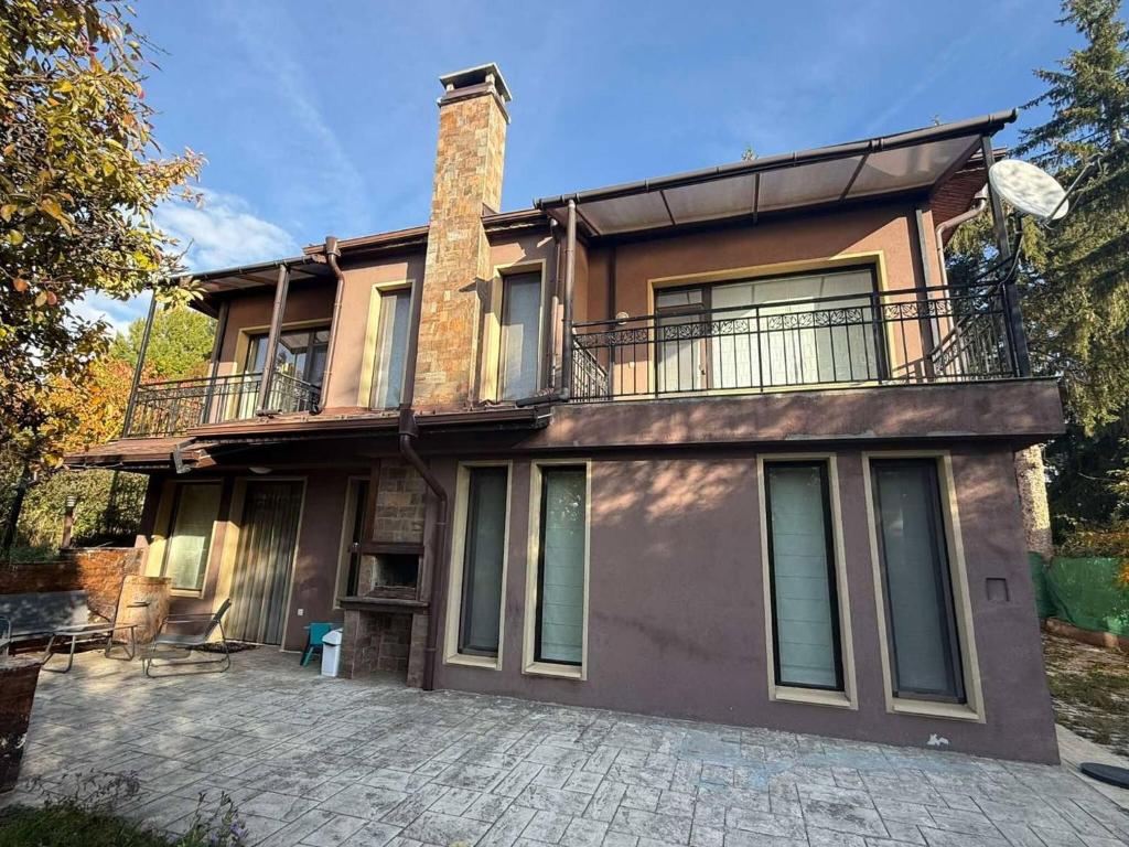 Una casa grande con un balcón en la parte superior. en Yarema Forest House, en Yarema residence zone