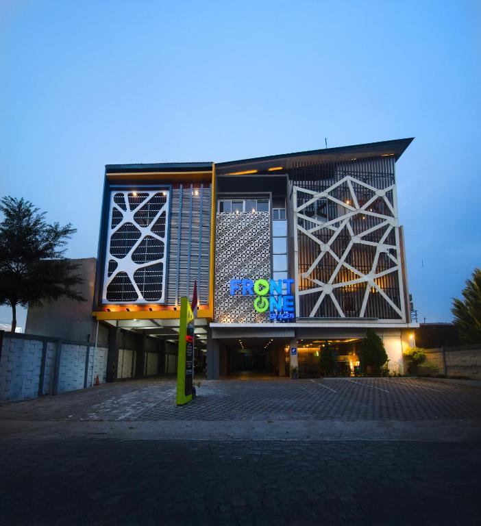 Front One Hotel Sragen - Housity