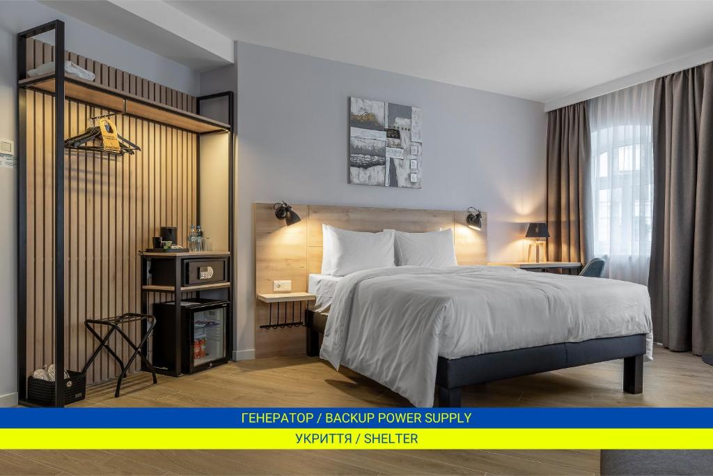 - une chambre dotée d'un lit et d'un bureau dans l'établissement KONTRAKT Boutique Hotel, à Kiev