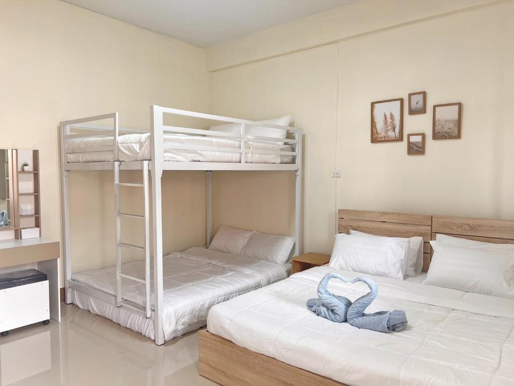 - une chambre avec 2 lits superposés et des serviettes dans l'établissement The Betong Life Guesthouse, à Betong