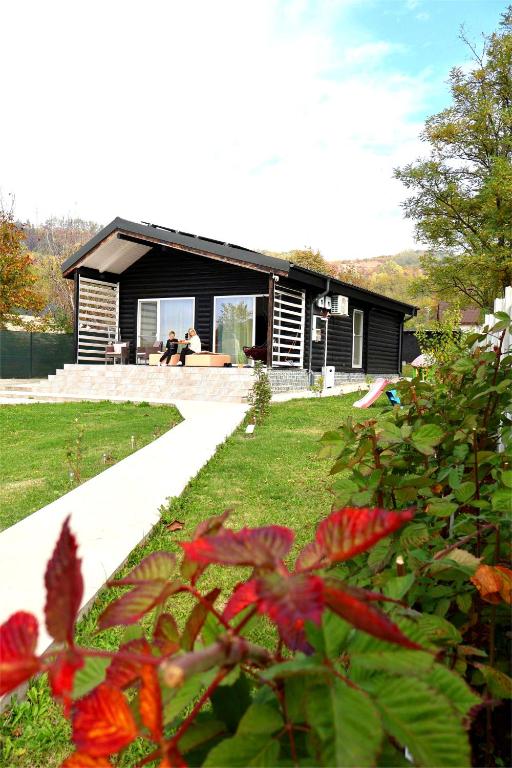 大盐矿镇Cabana EvAy的一座黑色的小房子，门廊上坐着一些人