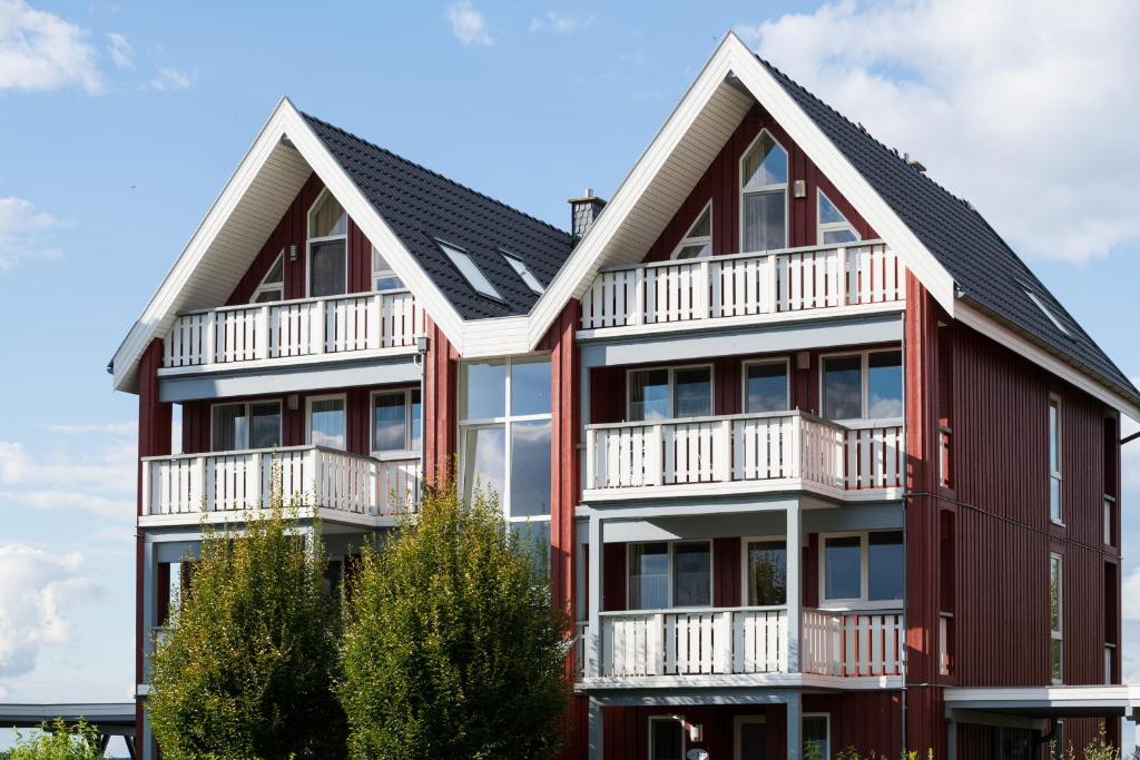 an apartment building with balconies on it at Mitteldeck 523 in Rechlin
