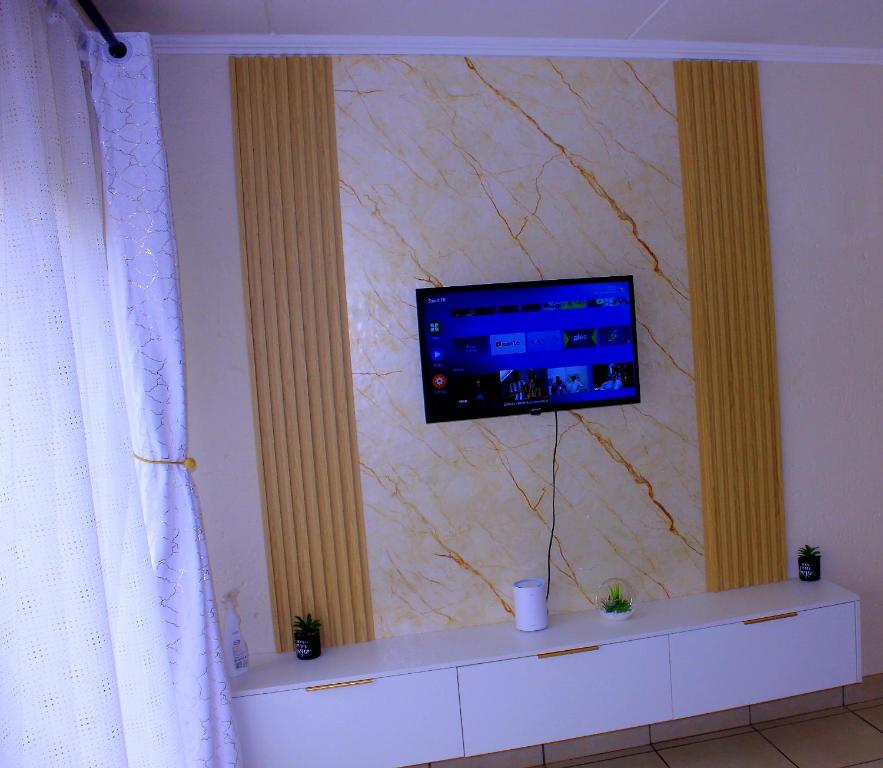 TV a/nebo společenská místnost v ubytování Cozy studio