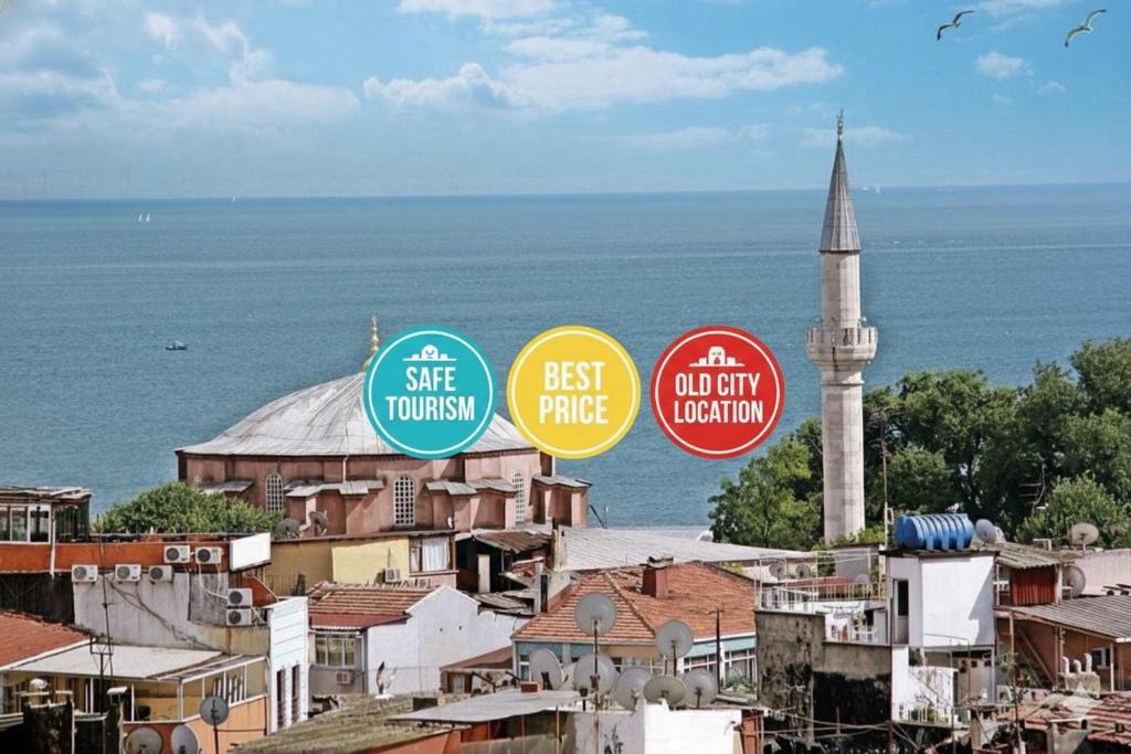 イスタンブールにあるKadirga Antik Hotel - Sultanahmetのモスクのある街の標識の集まり