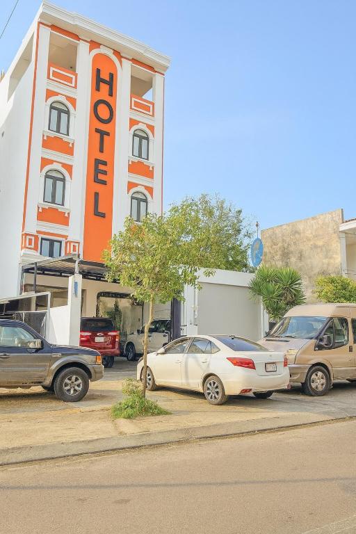 a group of cars parked in front of a hotel at Love Hotel Hóc Môn in Ho Chi Minh City