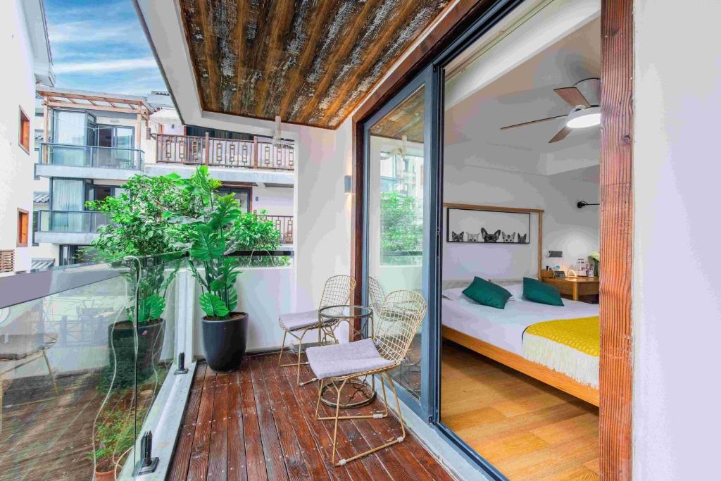 杭州市にある杭州西湖月上兰湾民宿のベッドとバルコニーのある寝室