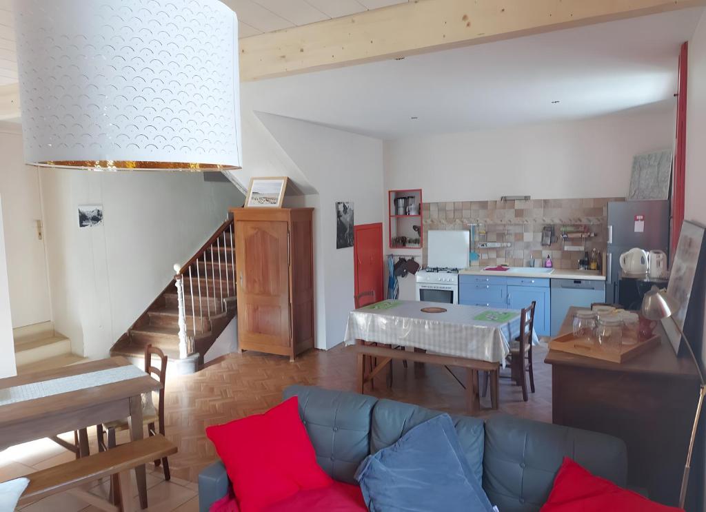 ein Wohnzimmer mit Sofa und Tisch in der Unterkunft Gite Galy - Maison de montagne in Cazeaux-de-Larboust