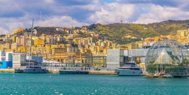 een uitzicht op een stad met boten in het water bij Casa Carrara in Genua